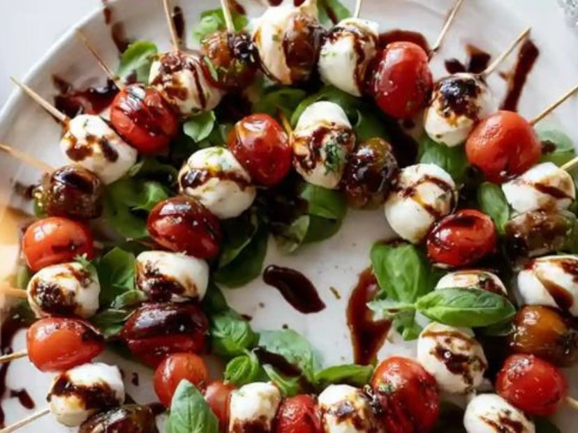 Pinchos caprese navideños: la receta fácil y fresca para tus fiestas