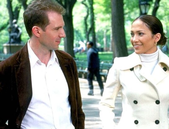 Últimos días para ver la película romántica con Jennifer López y Ralph Fiennes en Netflix: de qué trata