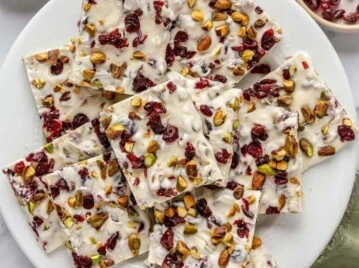 Bark de chocolate blanco: receta navideña fácil con cranberries y pistachos