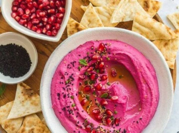 Hummus casero de remolacha + chips de pita: la receta más colorida para las fiestas