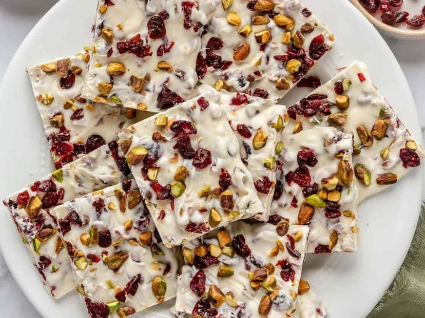 Bark de chocolate blanco: receta navideña fácil con cranberries y pistachos