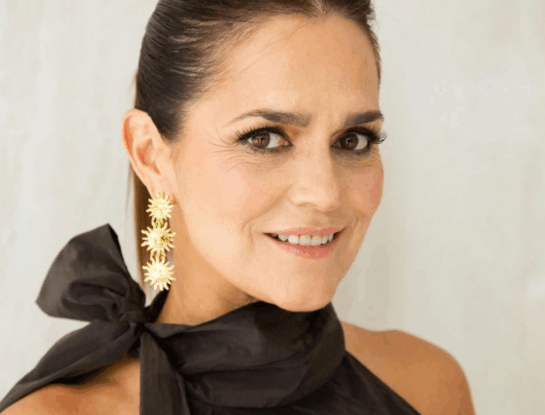 El look de Andrea Pietra que resuelve todos tus eventos de fin de año: lazo XL, tono chocolate y beauty glow