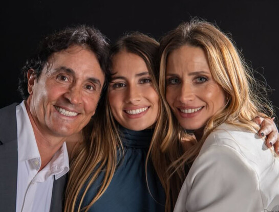 La emoción de Ivana Saccani y Sebastián Estevanez por la graduación de su hija Francesca, que terminó el secundario