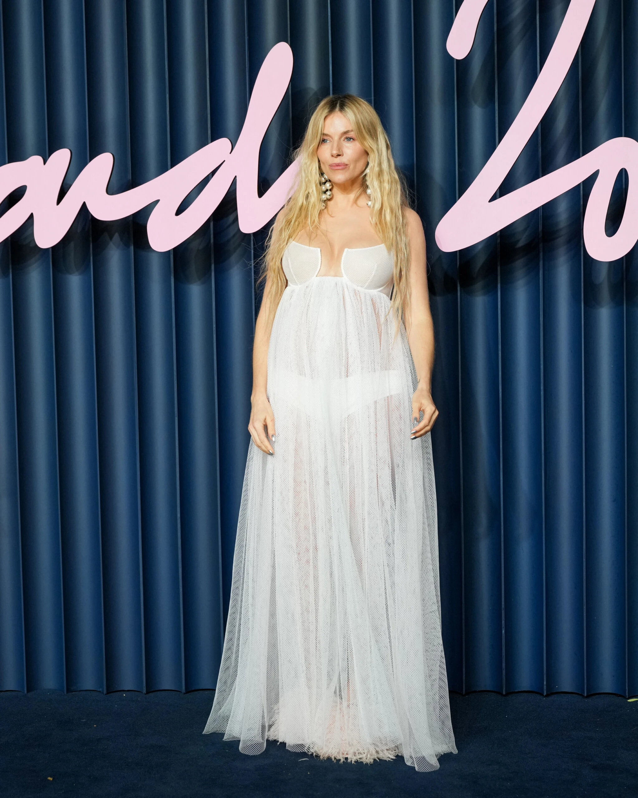 Sienna Miller reveló su embarazo con un naked dress de Givenchy en los Fashion Awards