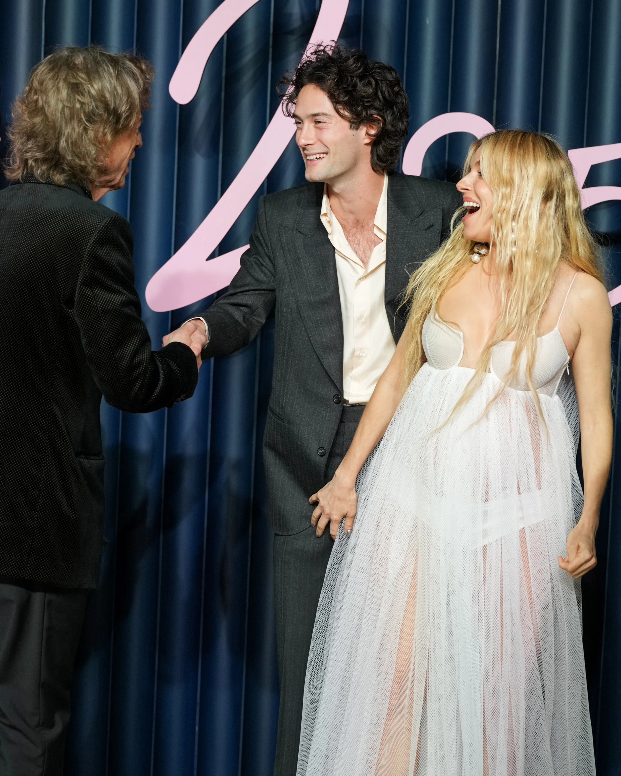 Sienna Miller reveló su embarazo con un naked dress de Givenchy en los Fashion Awards
