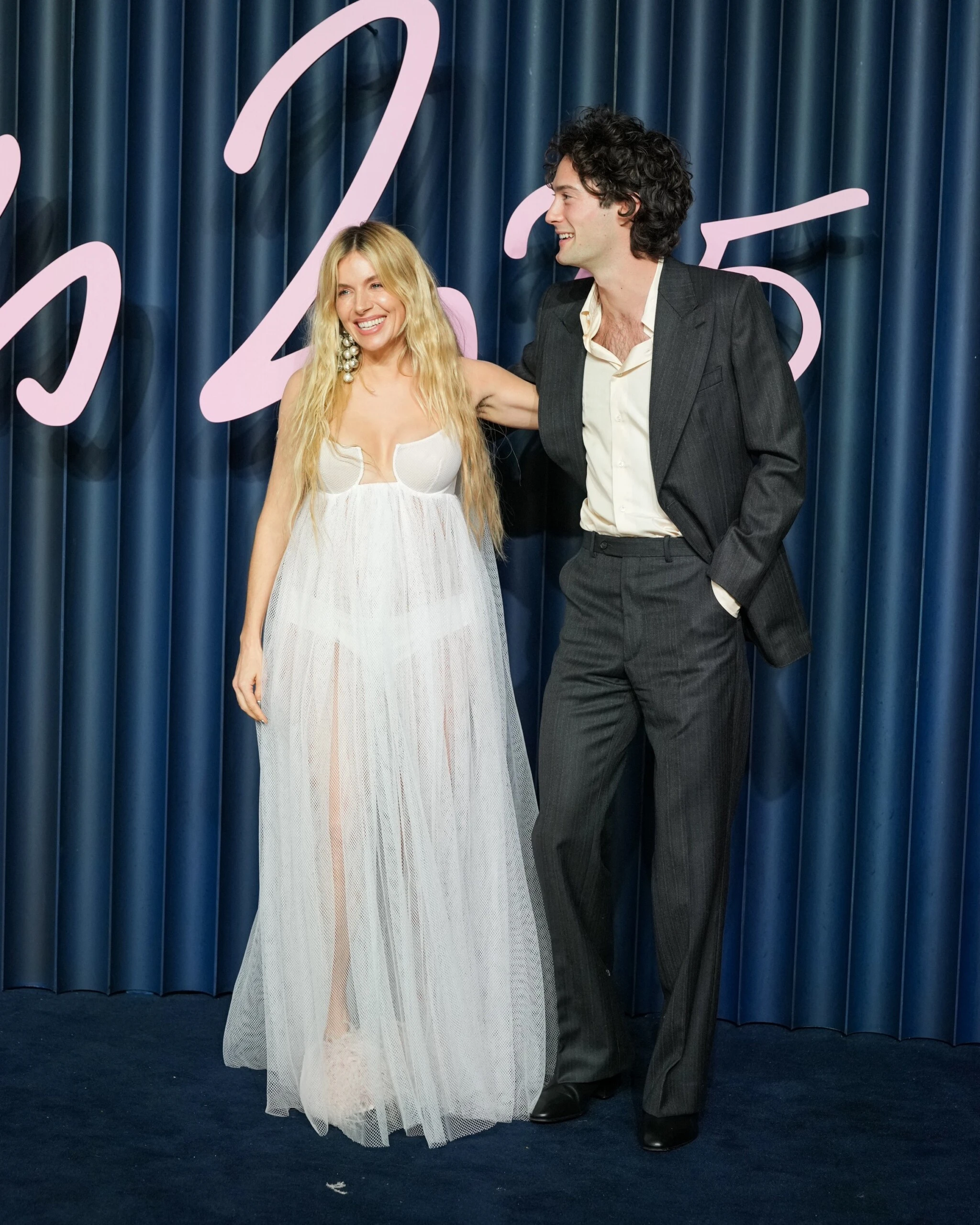 Sienna Miller reveló su embarazo con un naked dress de Givenchy en los Fashion Awards