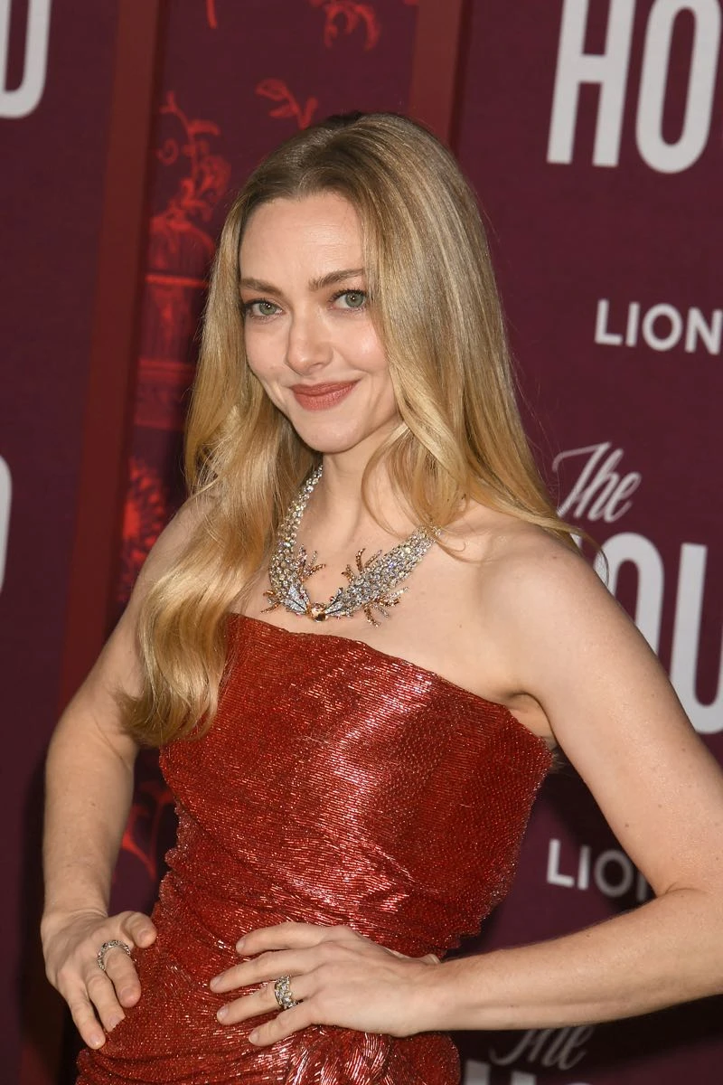 el estilismo con joyas statement y sandalias minimalistas