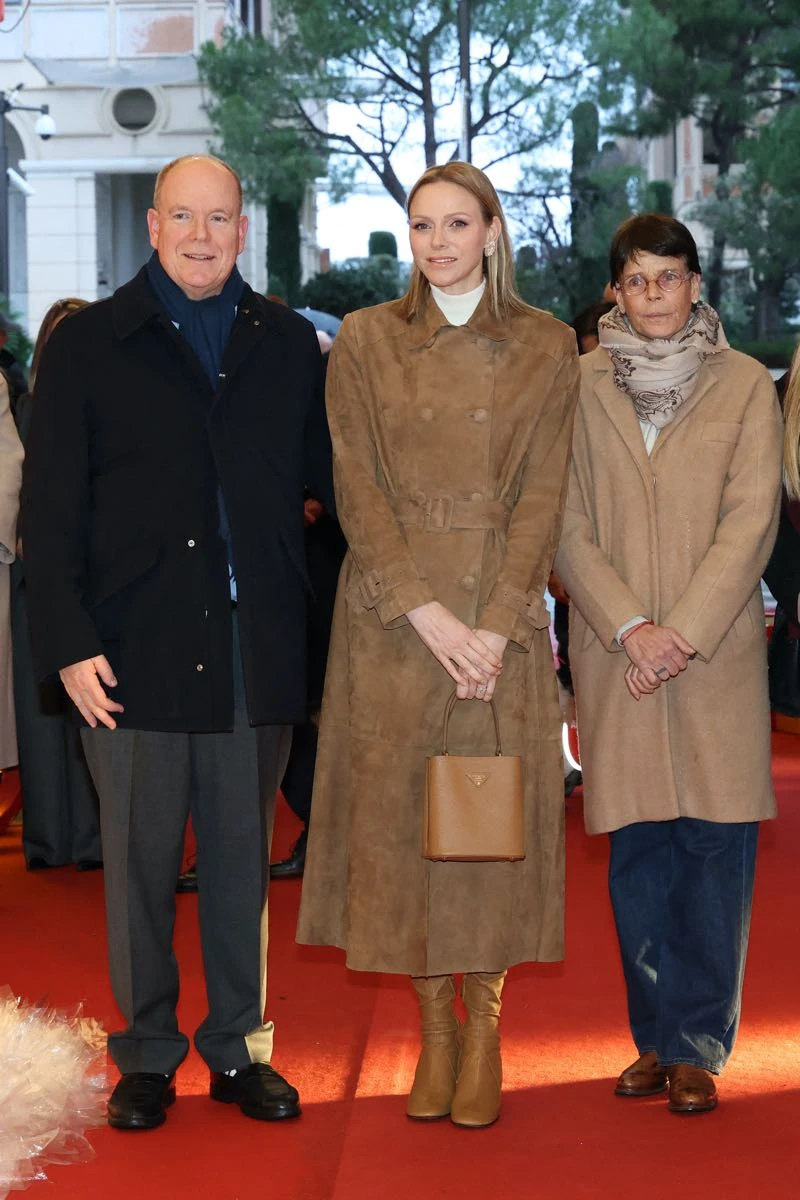 El príncipe Alberto II de Monaco, la princesa Charlène de Monaco y la princesa Stéphanie de Monaco.