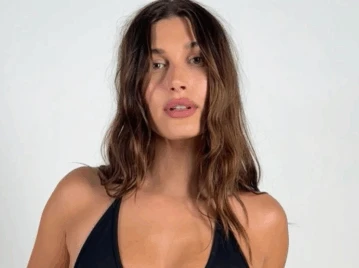 Hailey Bieber dejó atrás el pelo largo y apostó por un lob noventoso que redefine el chic effortless