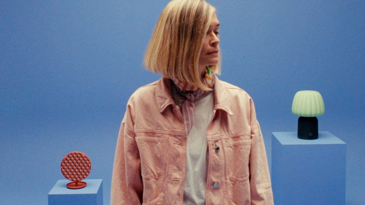 Teklan fusiona líneas puras, geometrías limpias y paletas intensas que equilibran saturación y calma. 