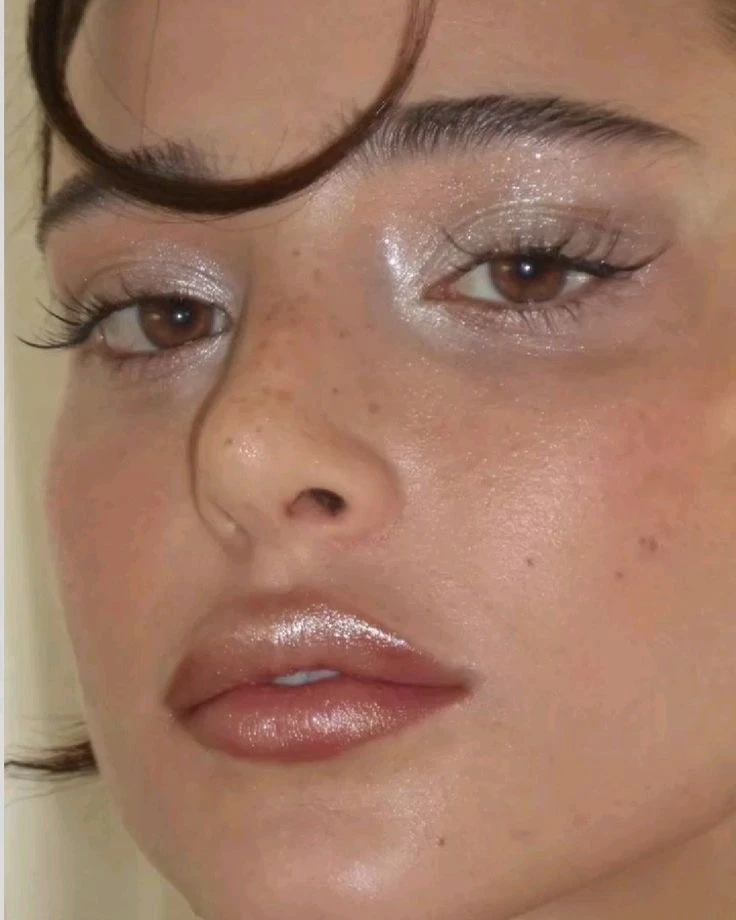 Clean look + brillos en los ojos.