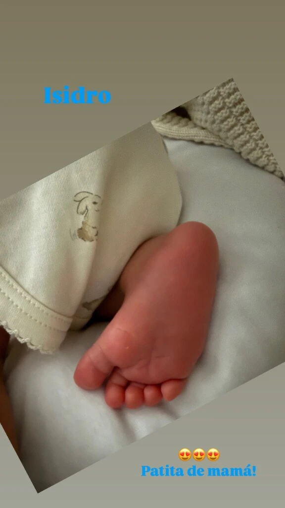Minutos después, publicó una postal aún más íntima: un primer plano del pequeño pie de su bebé.