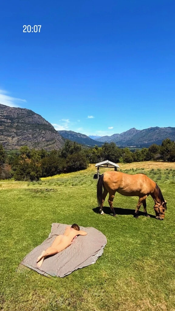 El viaje de Celeste Cid y Santiago Korovsky lejos del ruido de la ciudad.