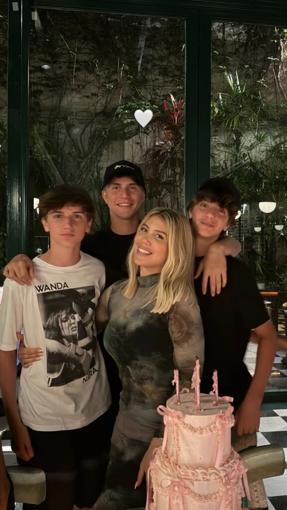Wanda junto a sus tres hijos varones, fruto de su anterior relación con Maxi López.