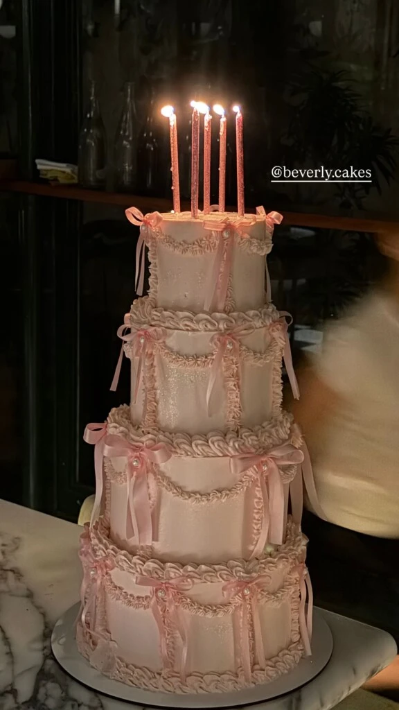 Coronó el festejo con una torta de 4 pisos.