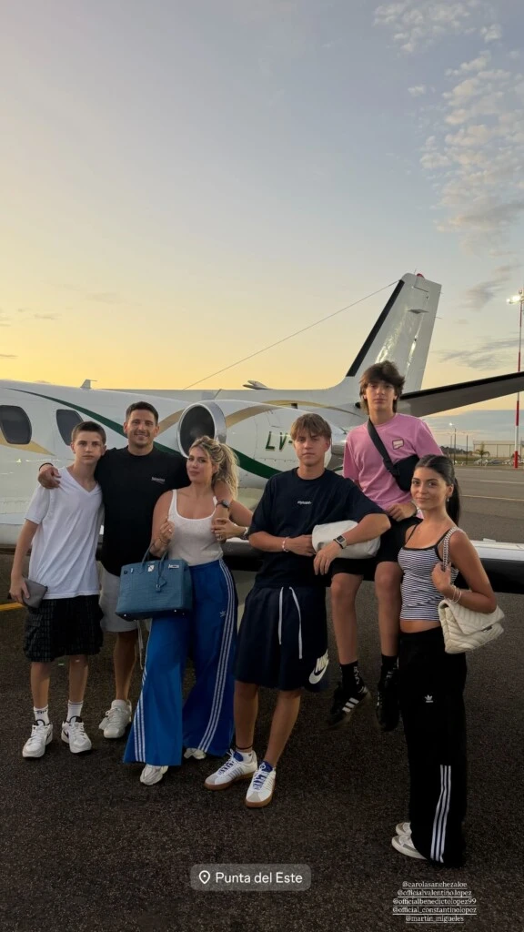 Wanda junto a su pareja, sus tres hijos y su nuera recién llegados a Punta del Este.