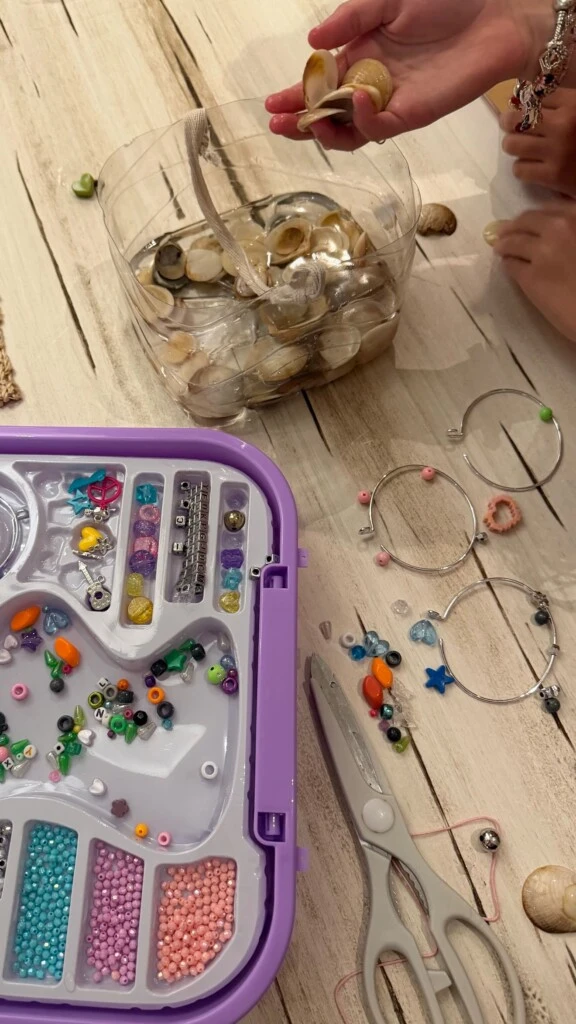 La tarde de armado de pulseras de Wanda y sus hijas. 