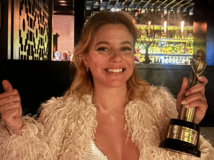 Justina Bustos: a poco de ser mamá reveló el sexo y el nombre de su bebé en los Martín Fierro