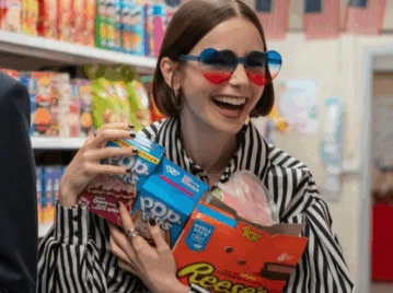 Las uñas marrones y cortas que Lily Collins puso en el radar del otoño