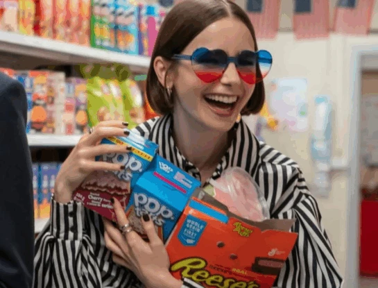 Las uñas marrones y cortas que Lily Collins puso en el radar del otoño