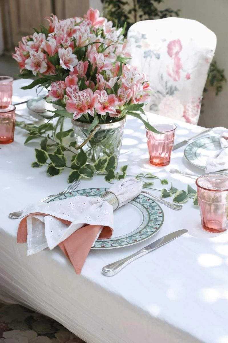 los tonos rosados marcan el pulso de la composición.