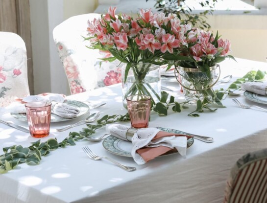 Mesas de Navidad en verano: dos propuestas inspiradoras con estilo romántico y look natural