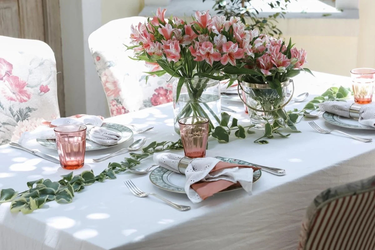 La vajilla botánica suma romanticismo sin caer en lo infantil. 