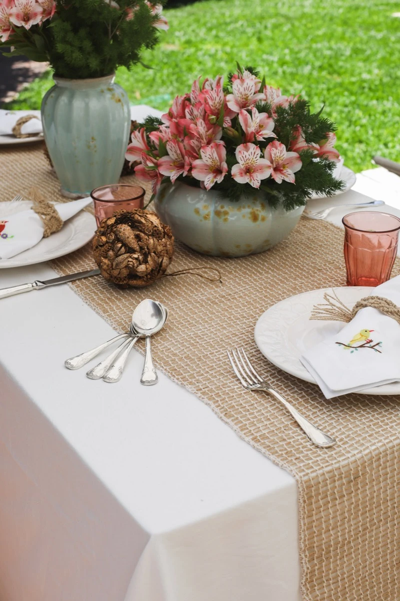 Jarrones, vajilla y servilletas al servicio de una composición de inspiración natural. 
