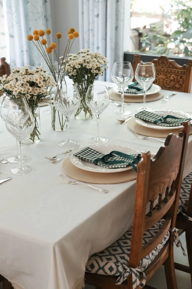 Y las copas transparentes dejan que la luz del día se filtre y rebote,