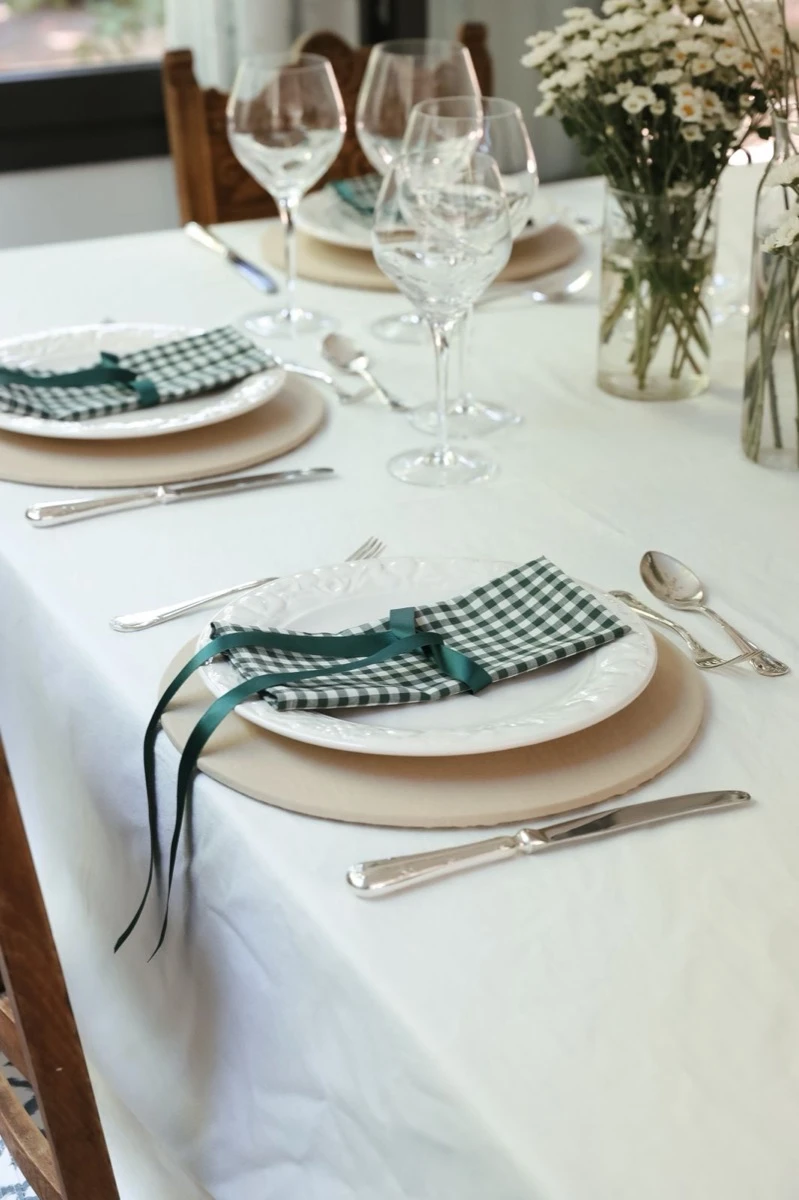 Las servilletas añaden textura, evitan la monotonía y refuerzan el concepto natural. 