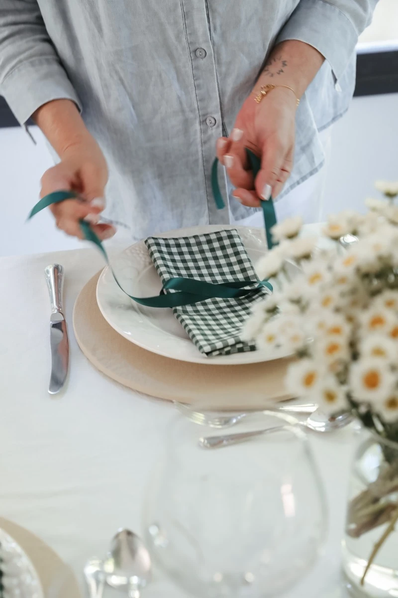 Las servilletas cuadrillé en tonos verdes y blancos aportan un guiño campestre