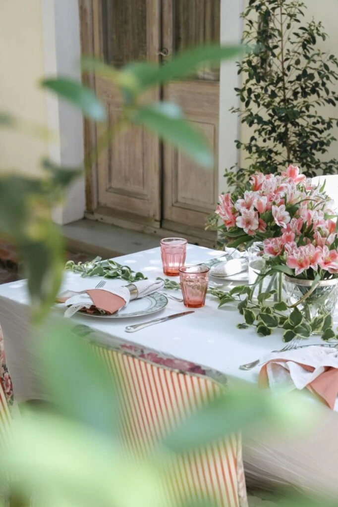 “Ya sea con manzanillas y craspedias o con ramas rosadas que caen con naturalidad sobre el mantel, la mesa se vuelve un espacio vivo, pensado desde los detalles que hacen especial el encuentro”, expresa Domit, 