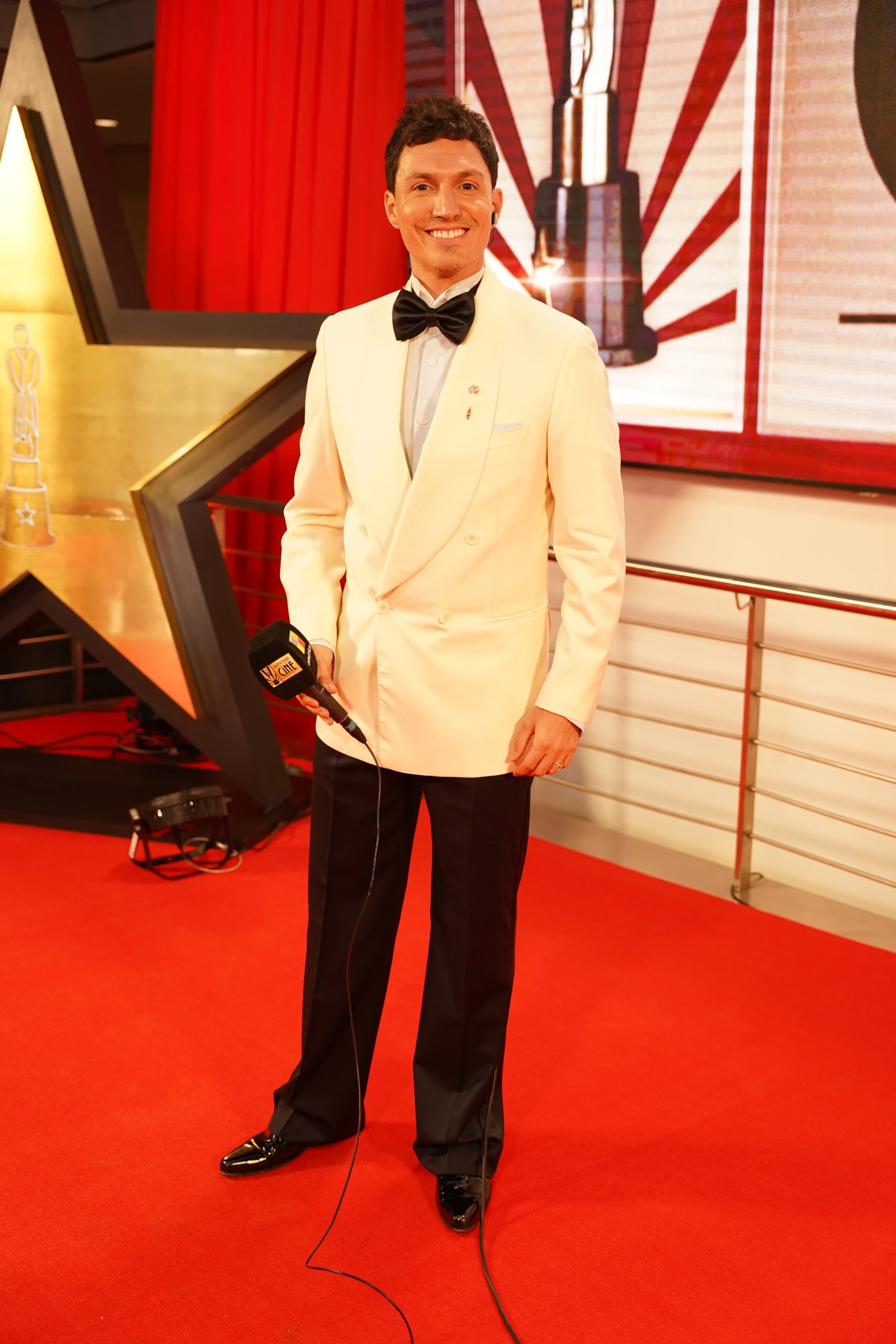 Guido Záffora con traje del diseñador José Valosen y joyas de Jean Pierre.