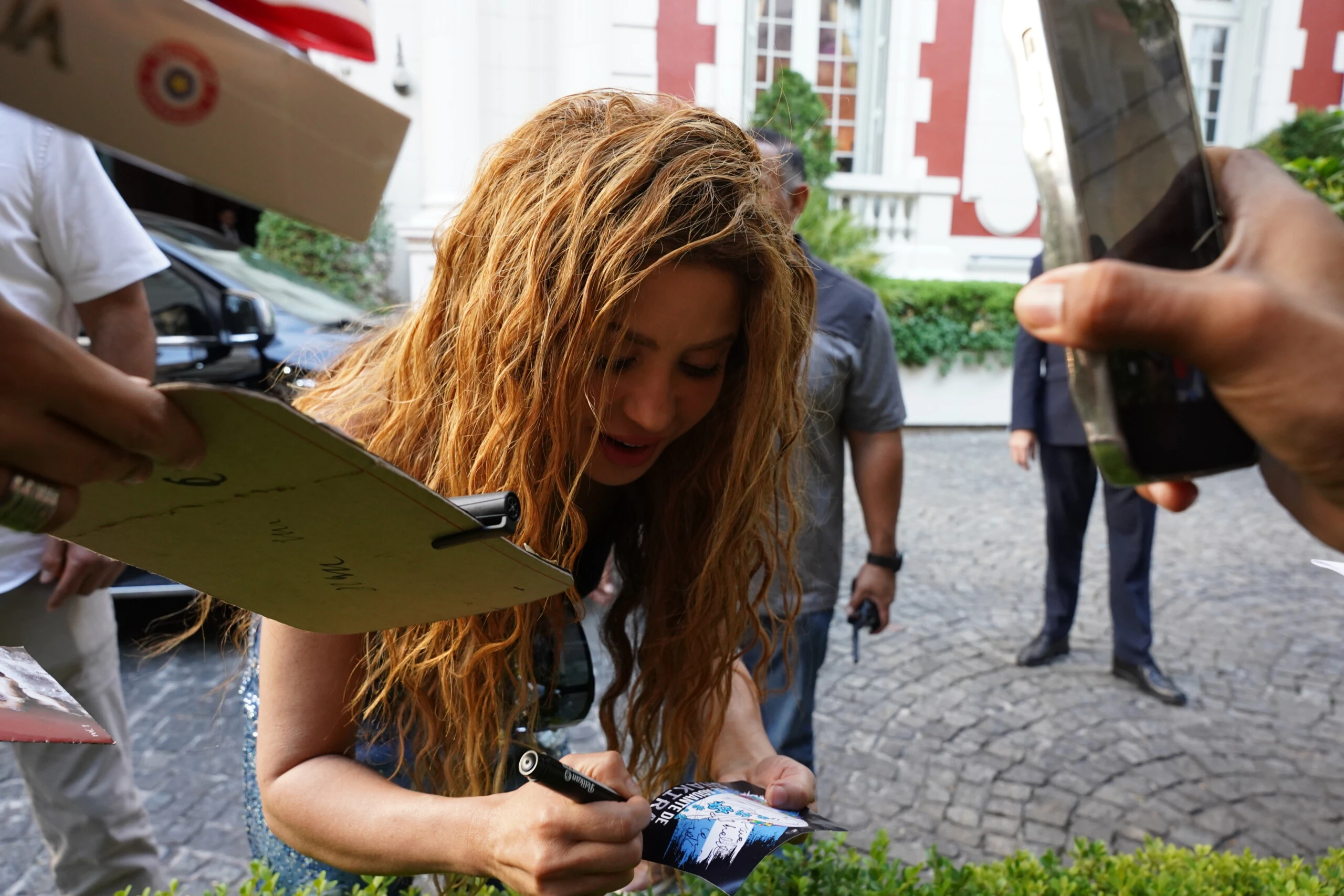 Shakira firmó algunos autógrafos y se la mostró con mucha calidez.