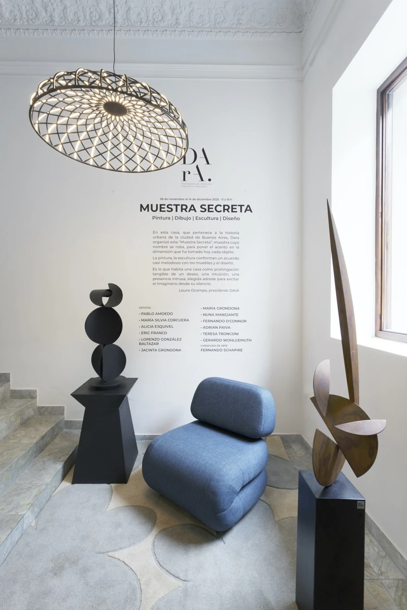 Lámpara Agüero Iluminación y sillón de Interieur Forma. 