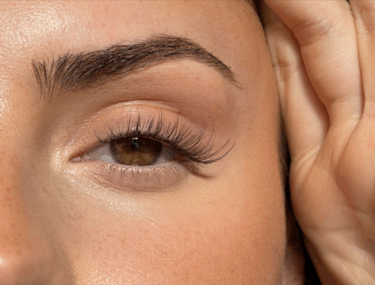 El secreto de una maquilladora para lograr pestañas XL (sin permanente ni extensiones)