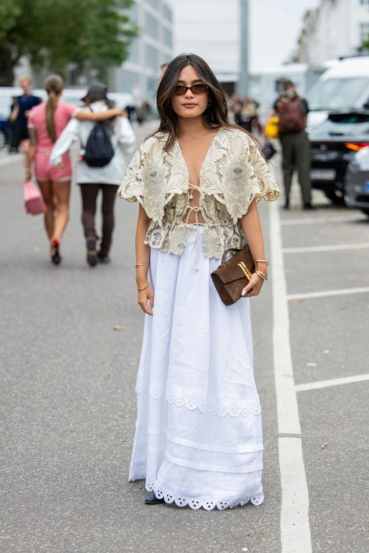 La pollera blanca es el comodín del verano: del look de oficina a las noches de fiesta