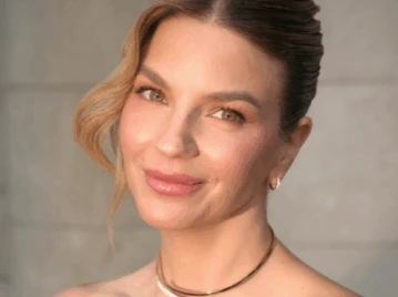 Marcela Kloosterboer reafirma el poder del vestido negro minimal en la gala de Unicef