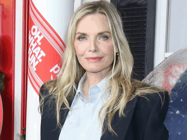 Michelle Pfeiffer confirma que el estilo sastrero es un clásico eterno que nunca pasa de moda