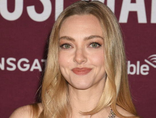 Amanda Seyfried y el look perfecto para las fiestas: rojo intenso y glamour al estilo Hollywood