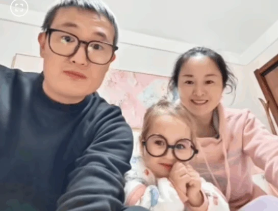 Nació con rasgos asiáticos pero a los 8 meses se volvió rubia de ojos celestes: el extraño caso de una niña nacida en China que desconcertó a la ciencia