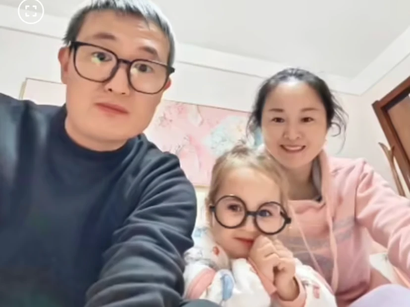 Nació con rasgos asiáticos pero a los 8 meses se volvió rubia de ojos celestes: el extraño caso de una niña nacida en China que desconcertó a la ciencia