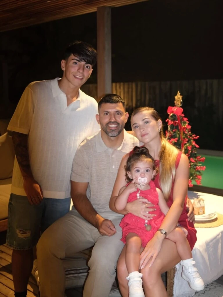 Benjamín, el Kun, Sofía y Olivia durante las fiestas en Uruguay