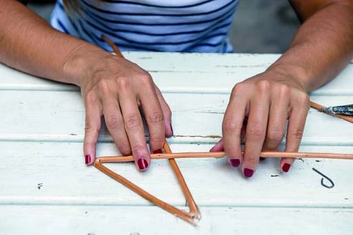 Doblá la vara de mimbre