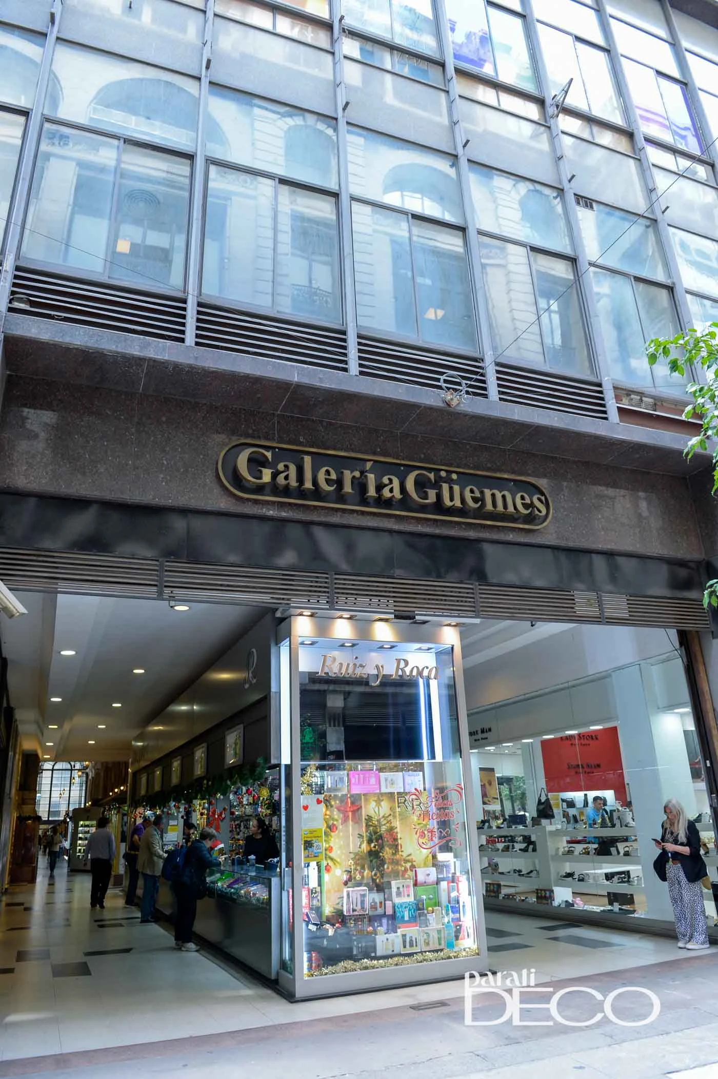 La entrada principal de la Galería Güemes, sobre la calle Florida.