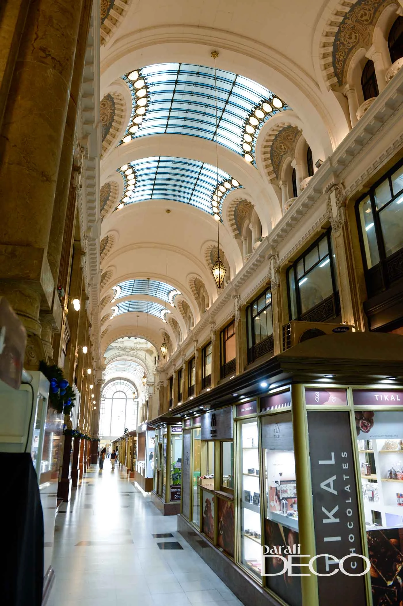Hoy en día, los locales comerciales y las oficinas dan vida a diario a este edificio icónico de la ciudad.
