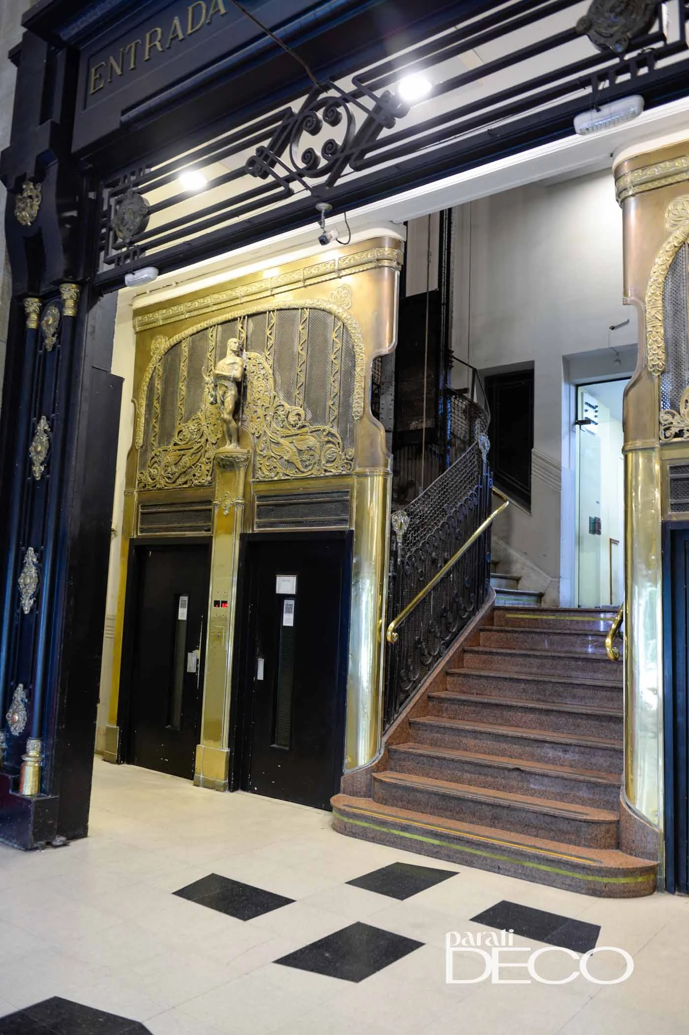 Los detalles de época siguen presentes en la galería.