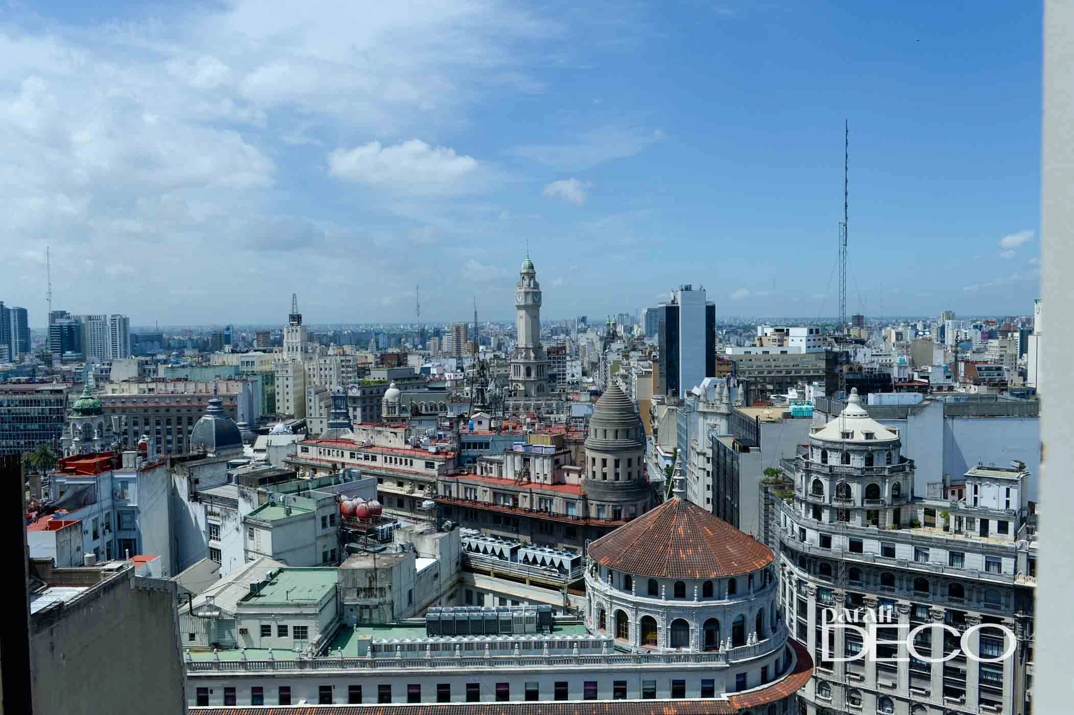 Las esquinas icónicas que protagonizan el cruce entre la Avenida Presidente Roque Sáenz Peña y Florida.