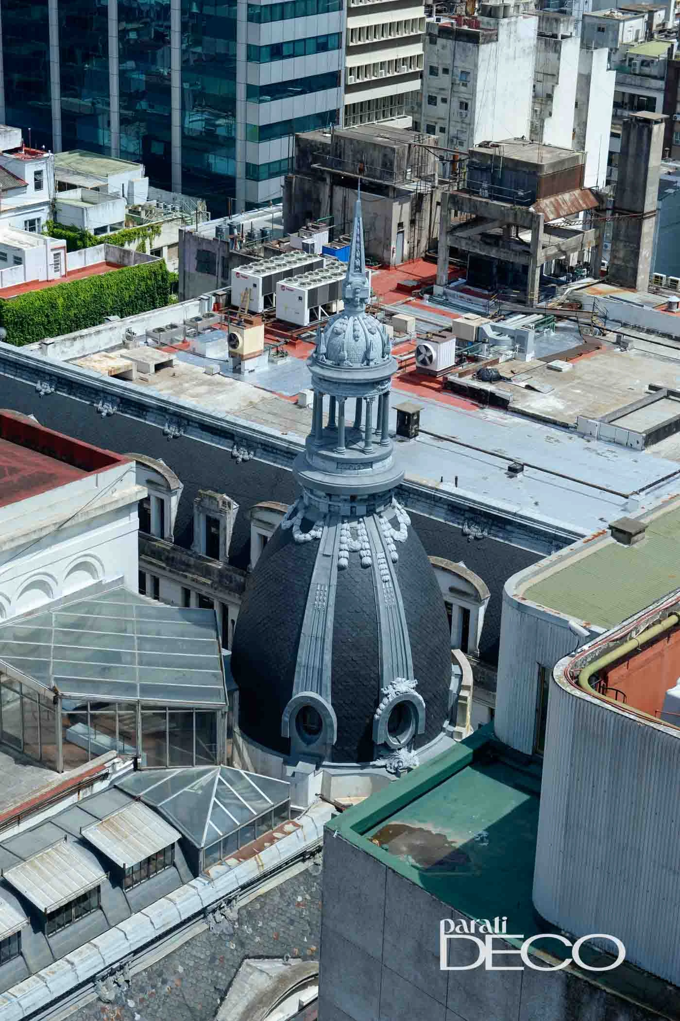 Desde el mirador de la torre de la Galería Güemes se pueden apreciar edificios emblemáticos y cúpulas clásicas.