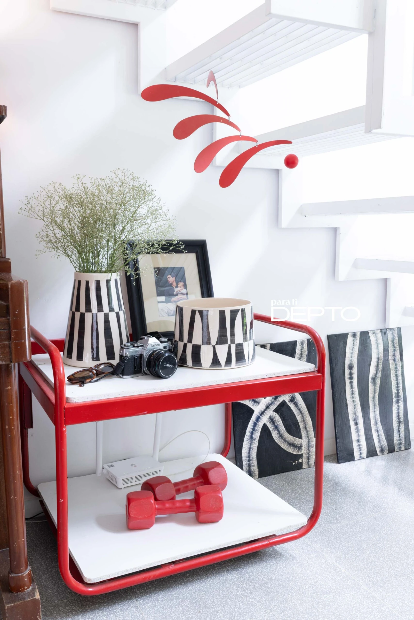 Rojo, blanco y negro (cualquier perfección en el mix de colores no es pura casualidad).